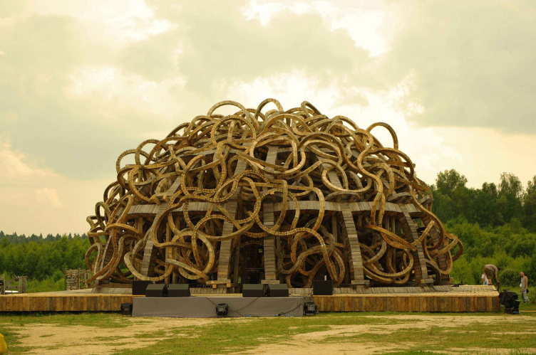 Вот таким видит Вселенский разум советский и российский художник и скульптор Н. Полисский. Его инсталляция так и называется Вселенский разум