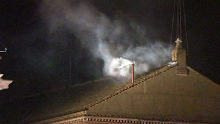    Белый дым из трубы на крыше Сикстинской капеллы означает, что новый папа избран. Фото: Kika Press/ZUMAPRESS.com/ Global Look Press