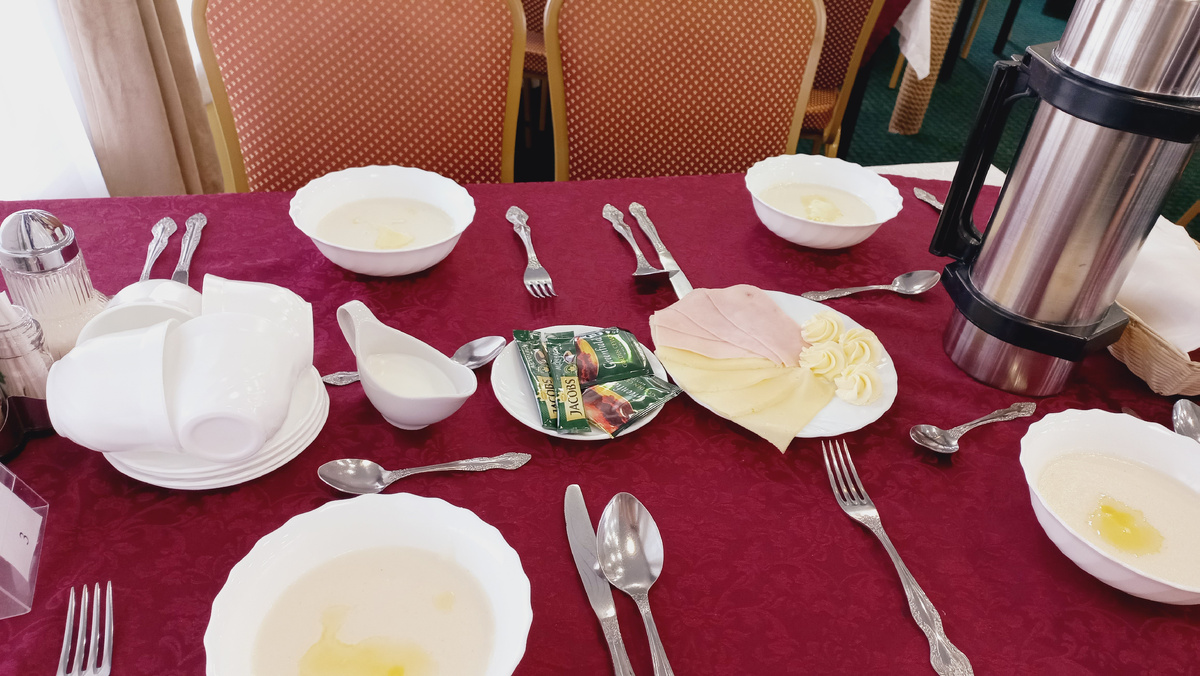 Отличное начало завтрака на теплоходе 👍 Потом было еще что-то, но фото не сохранилось. Все такое вкусное, что иной раз забываешь взять телефон в руки и сфотографировать))) Опять же, за столом кроме нас с Капахой Старшей находились просто замечательные собеседники, и за увлекательным диалогом было не грех забыть про канал и прочее, наслаждаясь приятным обществом. 