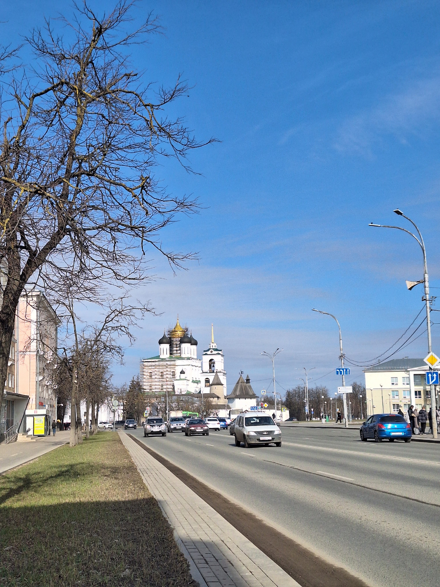 Троицкий собор и башни Псковского крома