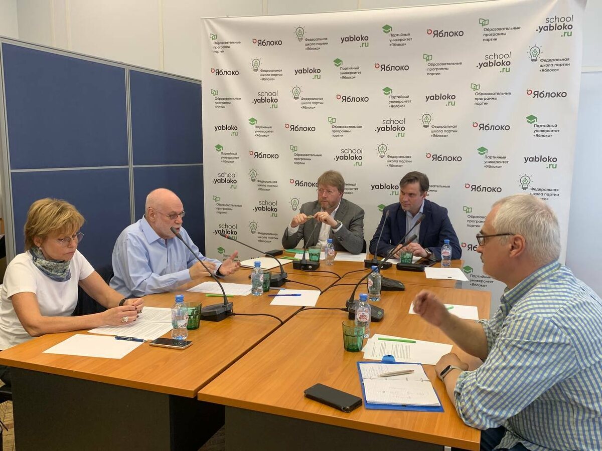 Слева направо: Мария Митькина, Евгений Бунимович, Николай Рыбаков, Григорий Гришин, Олег Ефремов. Фото: пресс-служба партии
