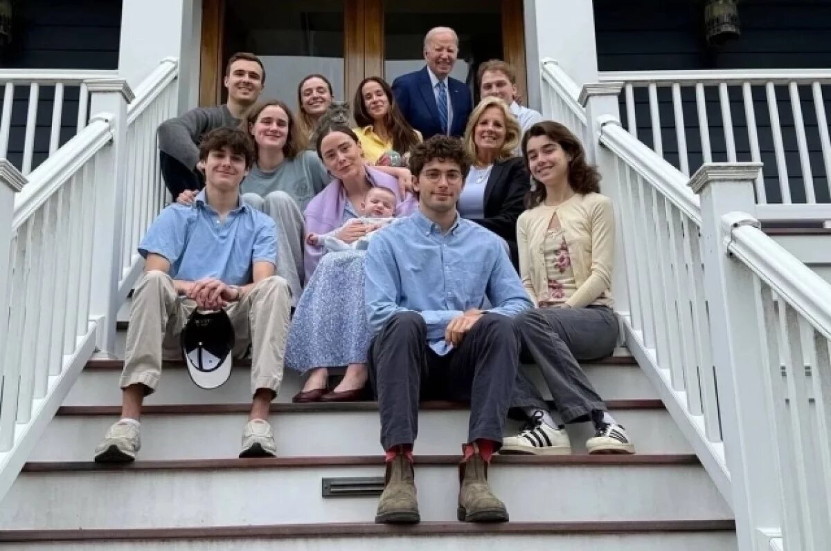    На семейный пасхальный снимок Байдена могли добавить при помощи фотошопа