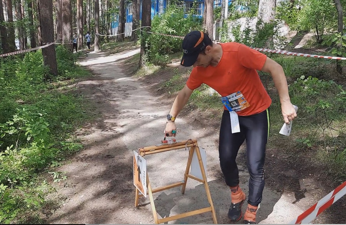 Фото автора с соревнований - ориентировщик отмечается на финишном КП электронным чипом, расположенном на его пальце