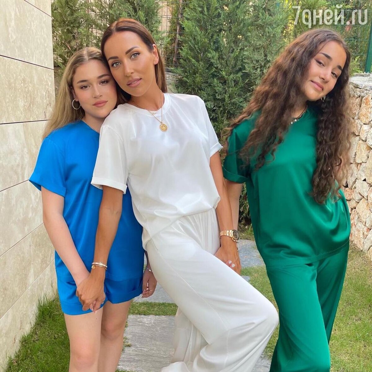    Алсу с дочками: Микеллой и Сафиной Соцсети