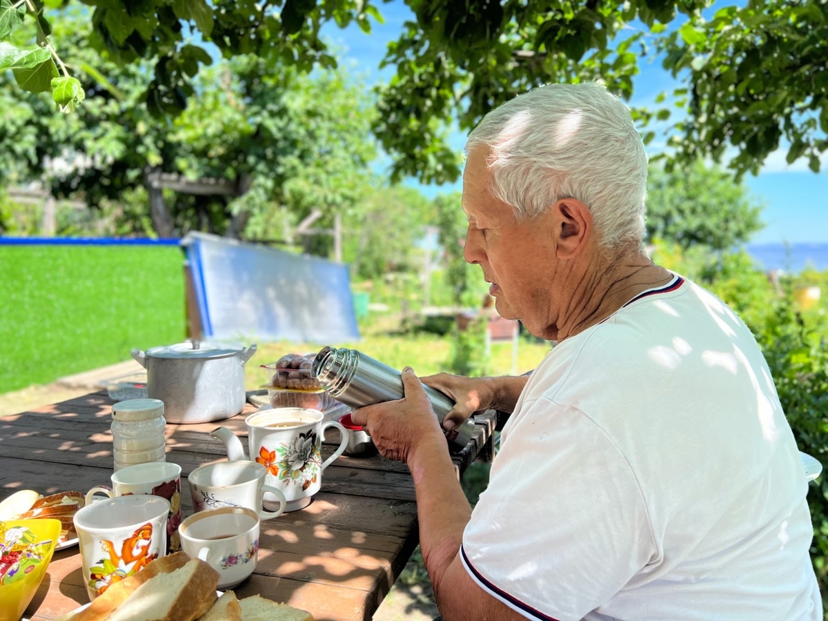 Это мы летом приехали к дедушке на дачу и он заварил тот самый чай