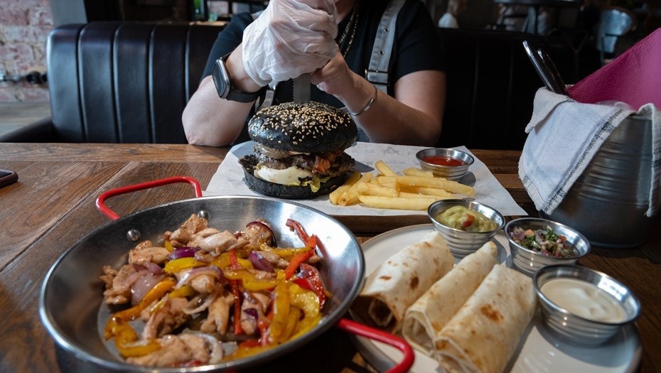    Блюда на столе в ресторане. Автор фото: Тихонов Михаил/ДП