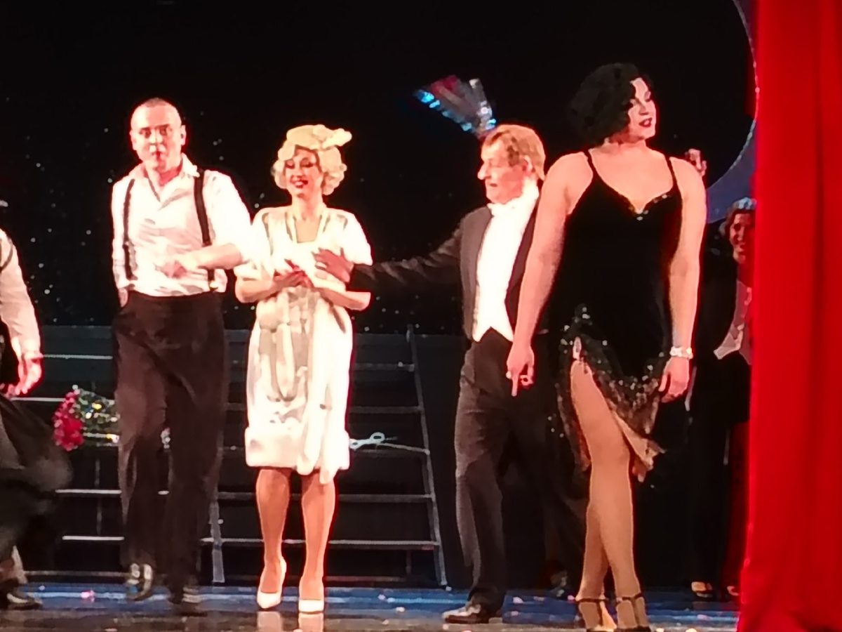 Справа  А.Леногов - Майкл/Оливия