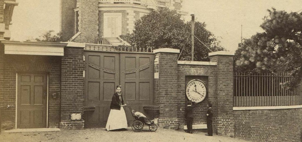 Главные ворота Гринвичской Королевской обсерватории с часами. Фото: Graham Dolan (источник: https://nonfiction.ru/stream/perevod-strelok-kak-v-anglii-xix-veka-prodavali-tochnoe-vremya?ysclid=m9u4txvay3847004365)