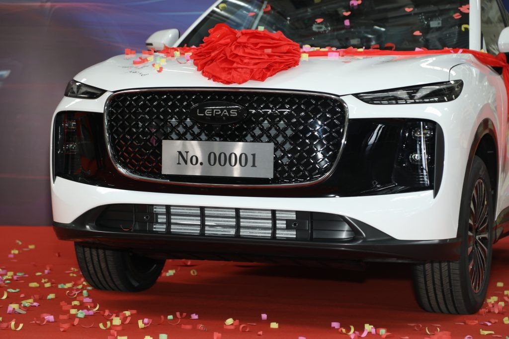 На фото — первый автомобиль, сошедший с конвейера, в серийном исполнении.