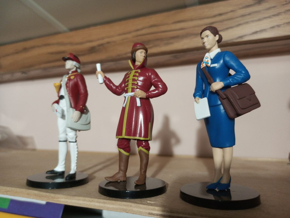 Фигурки почтальонов в разные эпохи