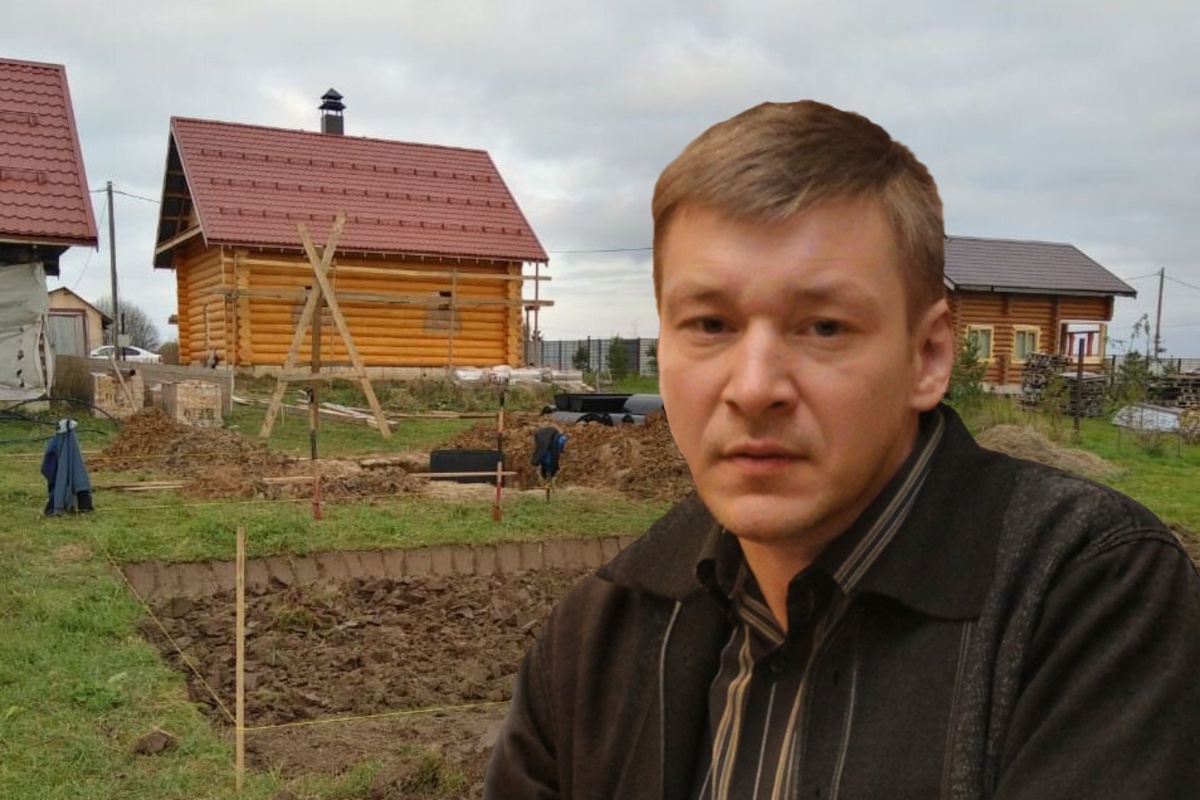 Автор статьи на фоне котлована под поле