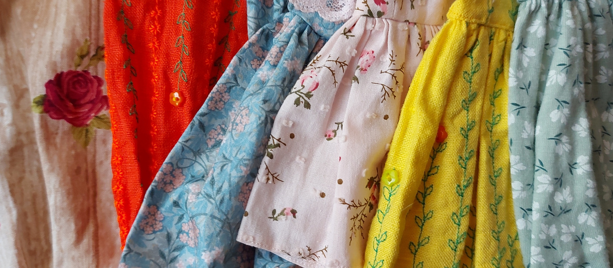 Цветочный принт в кукольной одежде. Фото автора