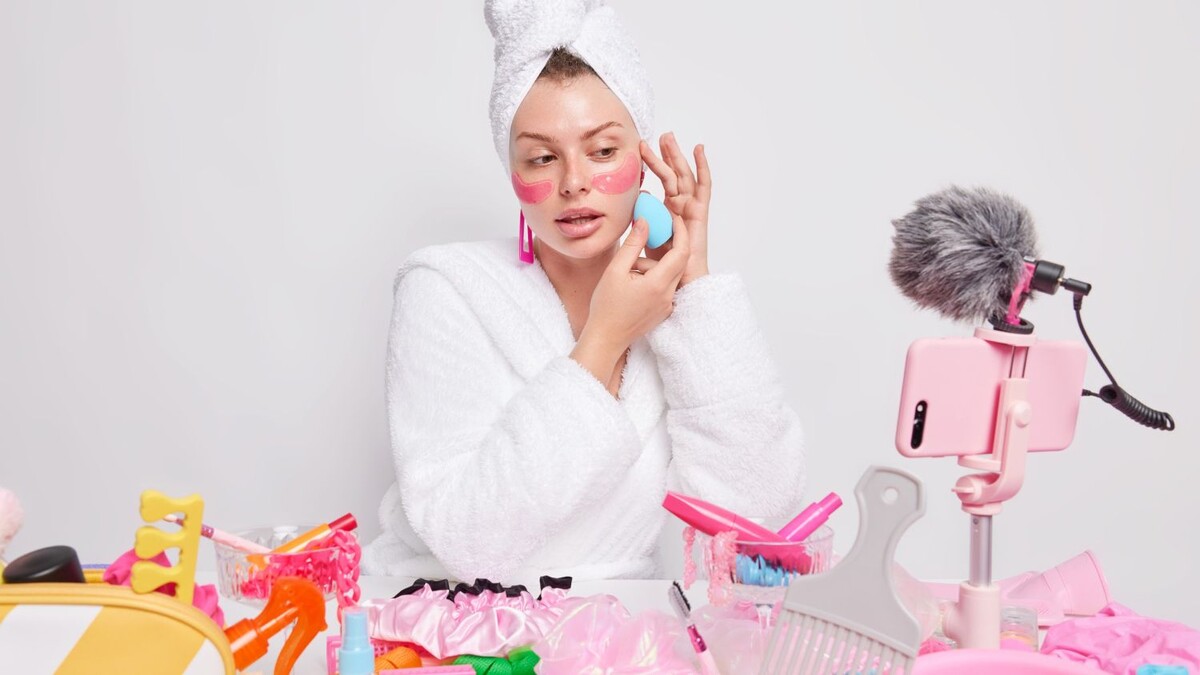     Источник: https://freepik.com/free-photo/european-lady-applies-foundation-with-sponge-beauty-pads-eyes_16286784.htm