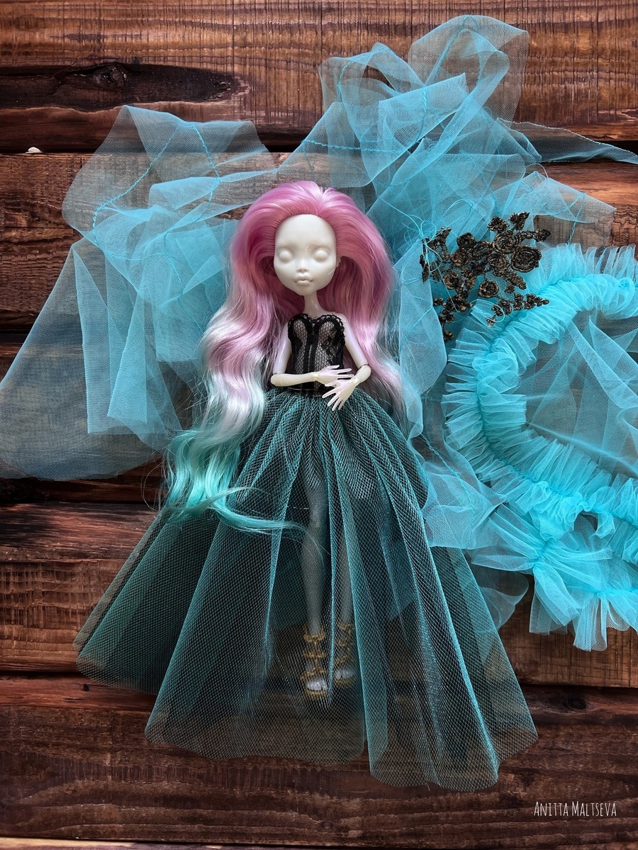 В процесс5е пошива аутфита