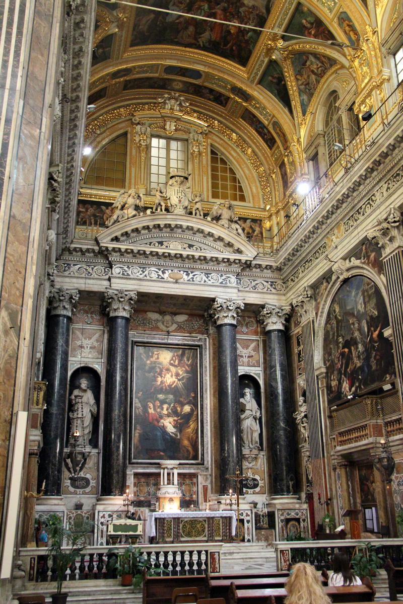 А вот и сам алтарь собора в Генуи