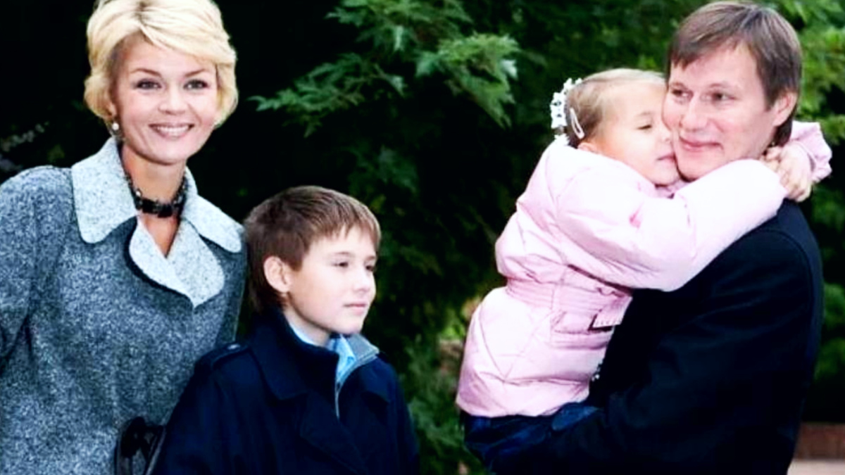 Юлия Меньшова и Игорь Гордин с детьми