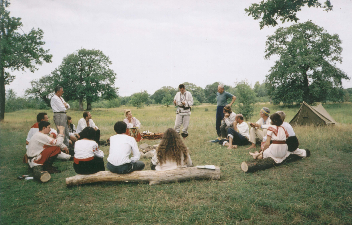 Делегаты 1 Родового вече на Перуновом острове, 12 июля 2003 года, вечер, Киев. В центре - автор сей статьи, читает воззвание. 
