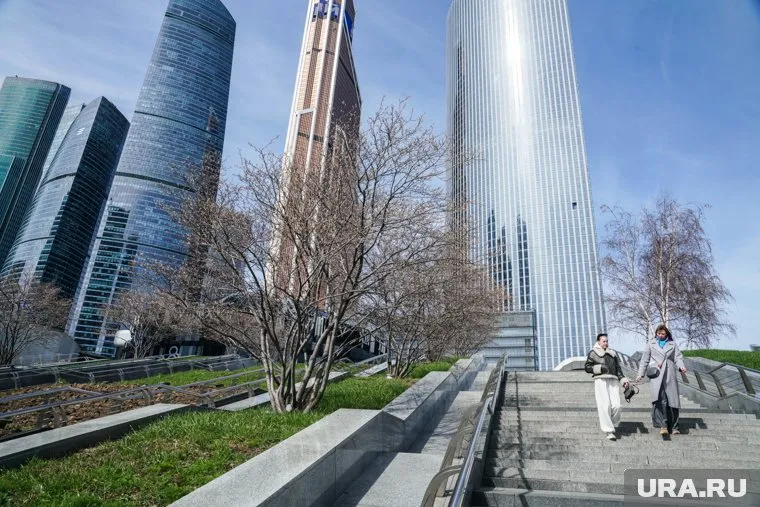 На месте пожара работают пожарно-спасательные подразделения
Фото: Размик Закарян © URA.RU