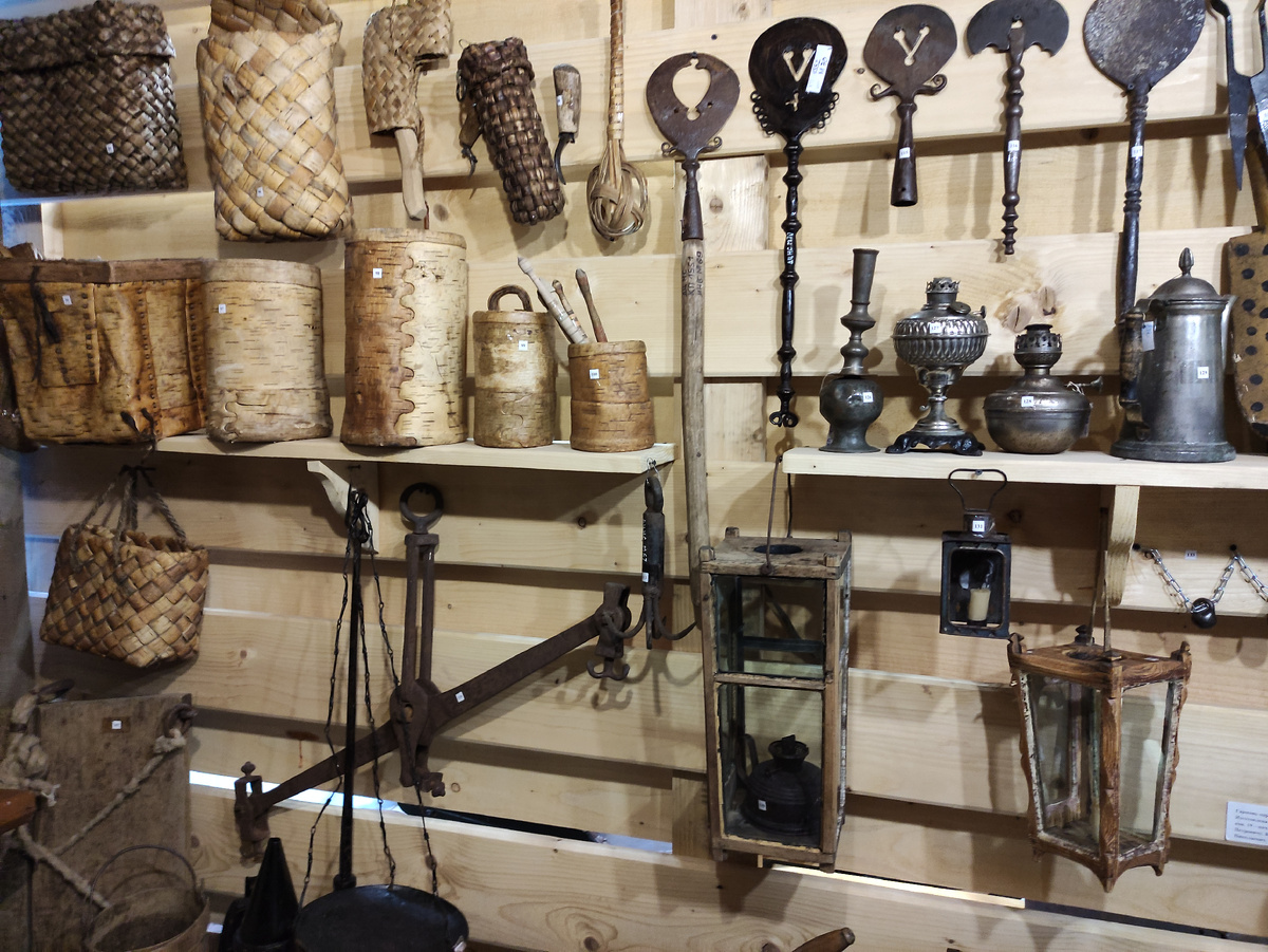 «Демидов-центр» в г. Нижние Серги. Домашняя утварь крестьян: ножи, лампы, туеса... Фото автора