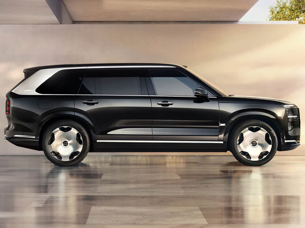 внушительный внедорожник монументальностью и строгостью дизайна задвигает на задний план и Range Rover и даже Rolls Royce  