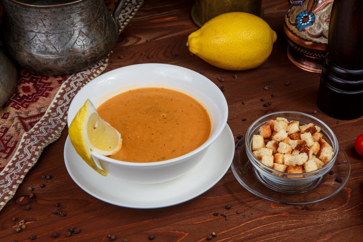 Любимый вариант с долькой лимона и сухариками 