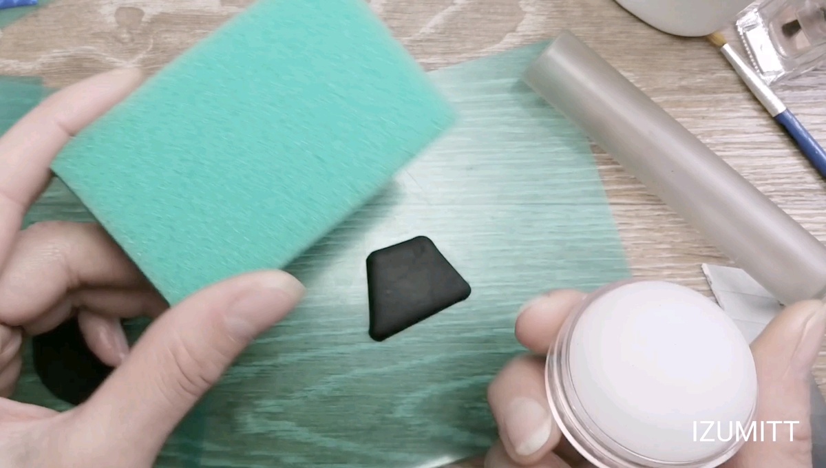 Сглаживать можно пальцем, губкой или силиконовым штампом.