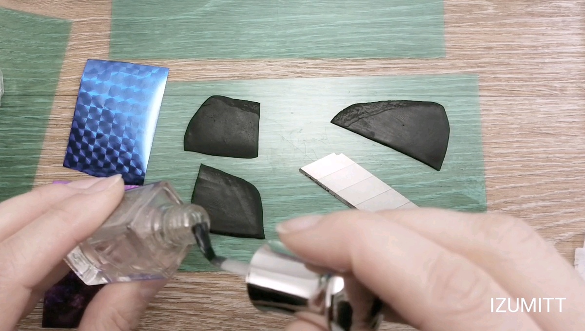 Переводим фольгу на поверхность с помощью разбавленного жидкого прозрачного лака для ногтей.