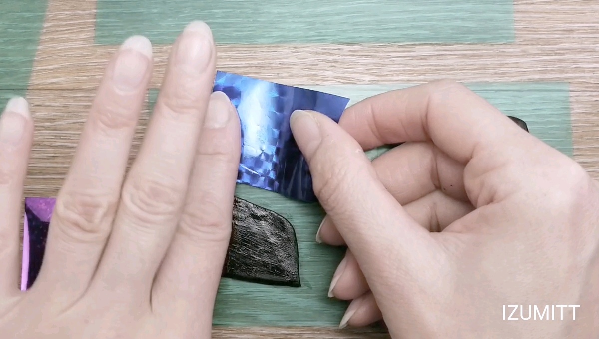 Как только лак заветрится переводим фольгу.