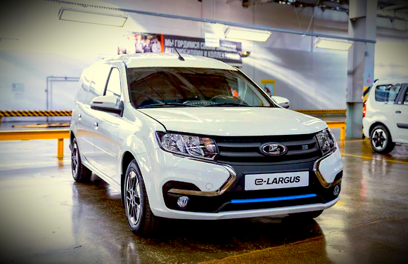 Как и у любого электрокара нужно добавить синие элементы в экстерьер. На некоторых фото можно увидеть ещё и голубые зеркала у автомобиля, что выглядит довольно потешно.