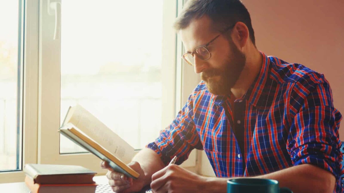 Язык — не просто вербальная оболочка смыслов и мыслей. Язык структурирует наше мышление. Он — материя нашего дискурса, без которой сам дискурс выродится в блеяние и лепетание. Без культуры речи коммуникация разрушится.