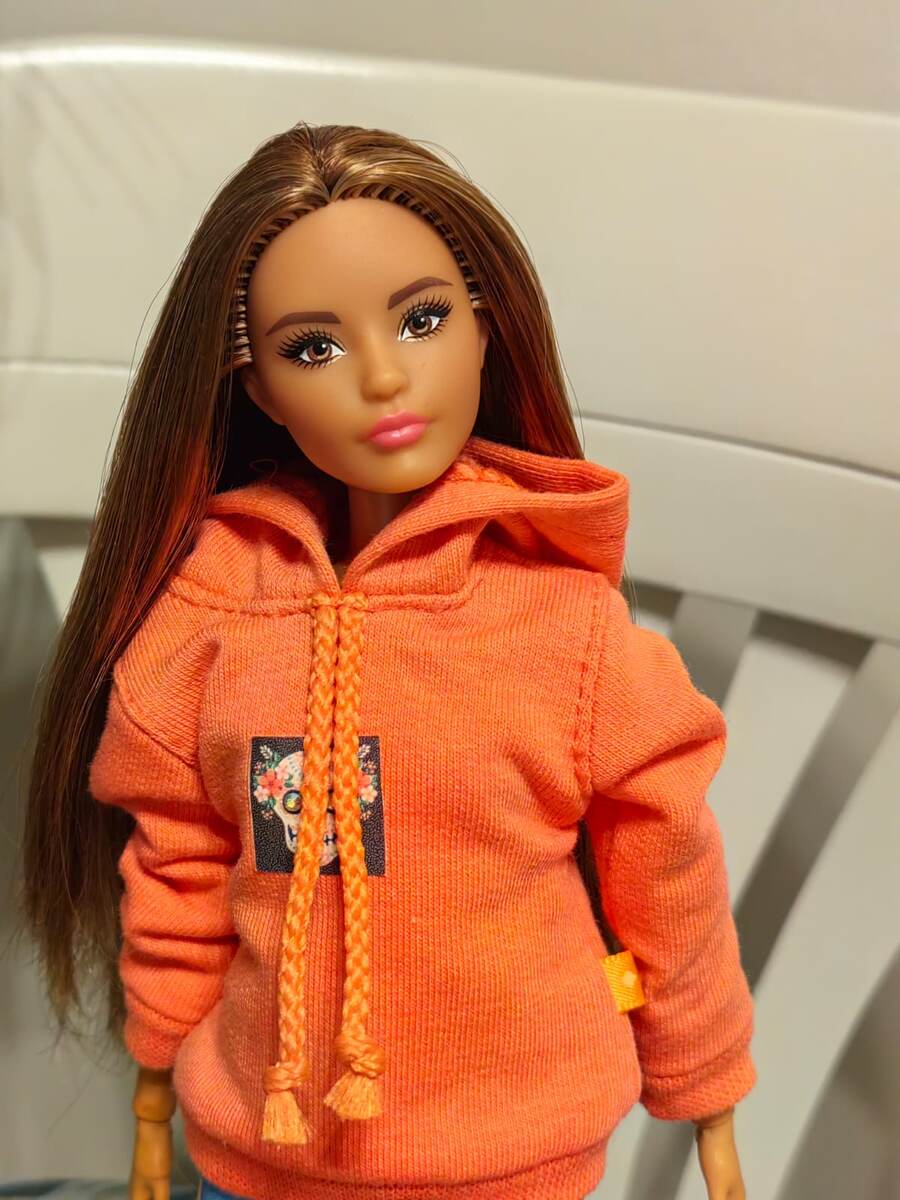 Моя Карла. Обычно одевается в модную кллассику, но тут она расслабленном прогулочном виде)))