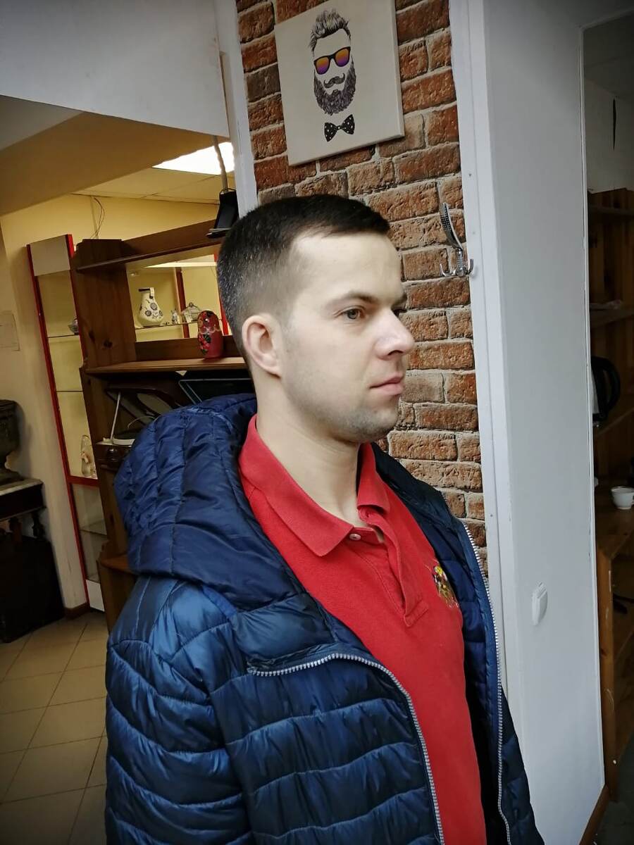 Вова с виду обычный парень, только слуховой аппарат выдаёт его. И речь.