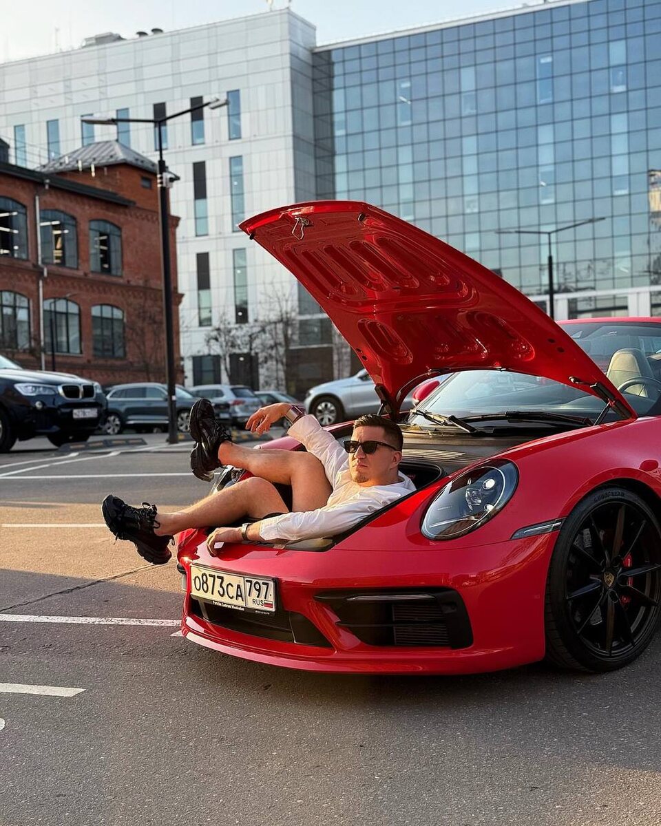 Популярный блогер, создатель и ведущий захватывающих YouTube-шоу Дима Масленников поделился радостной новостью с поклонниками. Давняя мечта Димы, а именно, приобретение культового Porsche 911, наконец-то воплотилась в жизнь! Яркий, красный спорткар теперь красуется в его гараже, став заслуженным символом успеха и трудолюбия блогера.

Страсть к легенде:

Дима Масленников неоднократно упоминал в своих видео и интервью о любви к автомобилям, особенно выделяя Porsche 911 как образец стиля, скорости и инженерного совершенства. И вот, после многих лет усердной работы и достижения вершин в блогосфере, он наконец смог позволить себе эту легендарную "малышку".

Реакция фанатов:

Новость о покупке вызвала бурю положительных эмоций у подписчиков Димы. В комментариях к постам в социальных сетях они поздравляют блогера с долгожданным приобретением, отмечая, что красный цвет идеально отражает его энергичный и харизматичный характер. Многие фанаты также выразили восхищение целеустремленностью Димы, который, благодаря своему таланту и трудолюбию, смог воплотить мечту в реальность.
