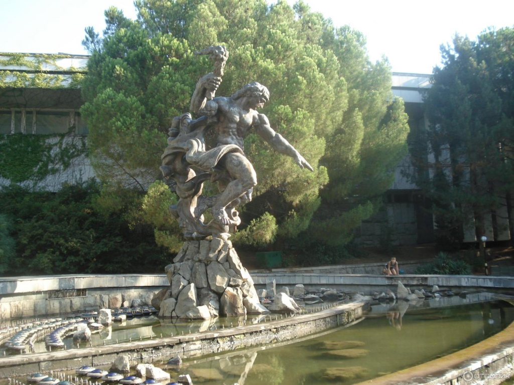 Фото: Иван Коваленко/Медная скульптура Прометея – античного бога, принёсшего людям огонь с Олимпа, – достопримечательность санатория в Партените.