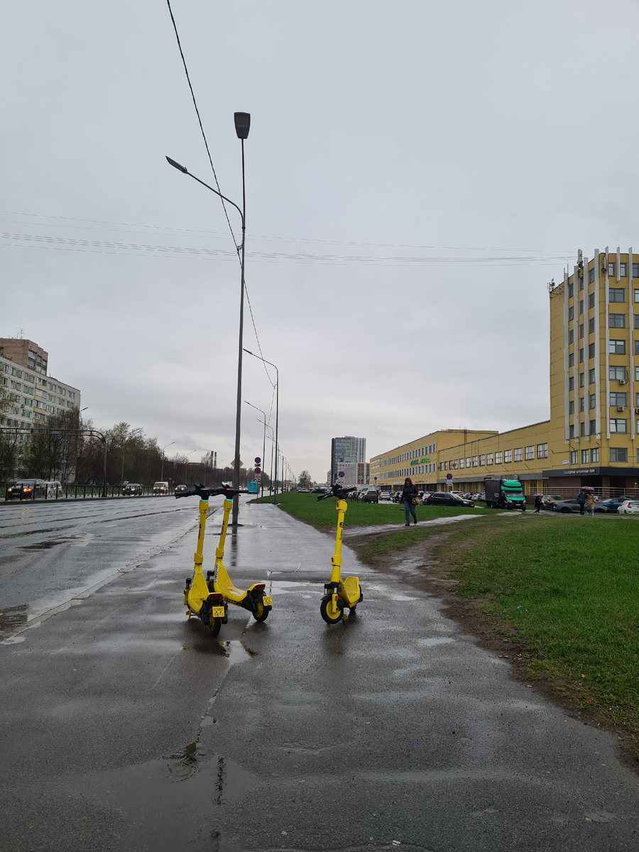 Печальные самокаты мокнут под дождём. Фото из личного архива автора. 