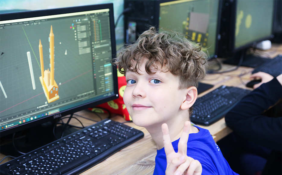 Студент Компьютерной Академии Рубикон на занятии по 3D-моделированию.