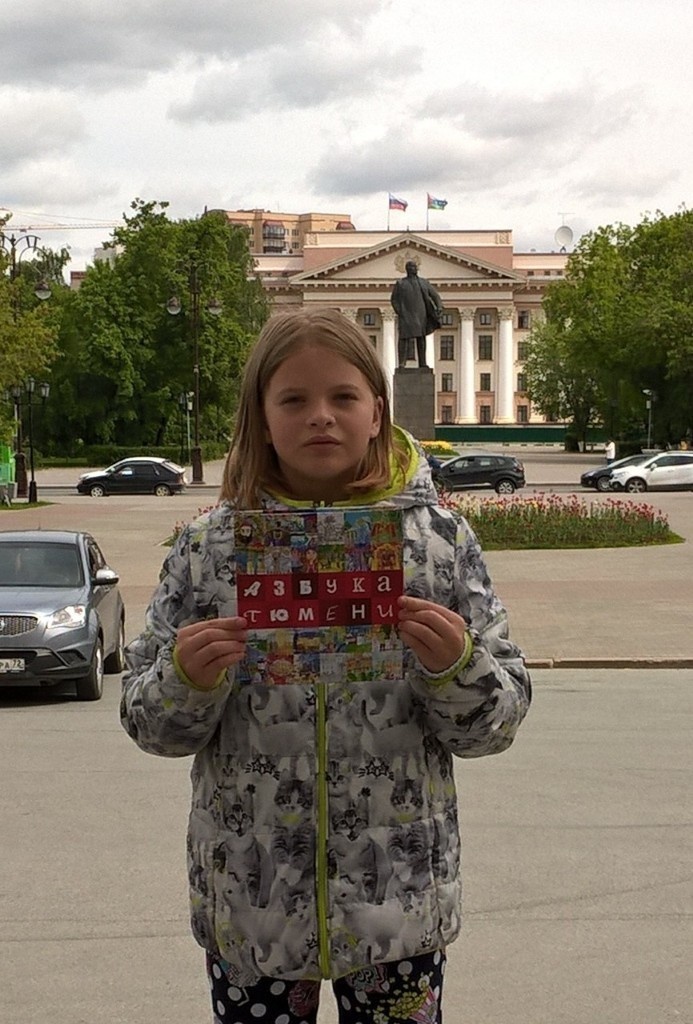 Если у дочки была в руках книга, значит  в ней опубликованы её рисунки