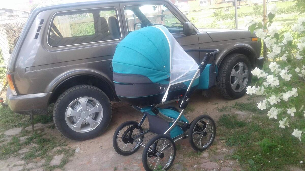 Наша 3х дверная Нива. В коляске только что родившиеся первый внук. 