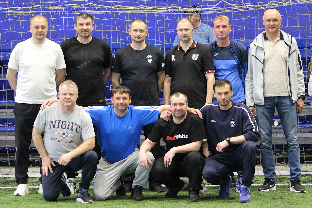 19.04.2025. Сборная Выксы. Стоят: Алексей Косоногов, Константин Зайцев, Евгений Курганский, Кирилл Дужак, Роман Валис, Дмитрий Голубев.
Сидят: Виктор Киров, Александр Давыдов, Кирилл Пчёлкин, Михаил Рытов.