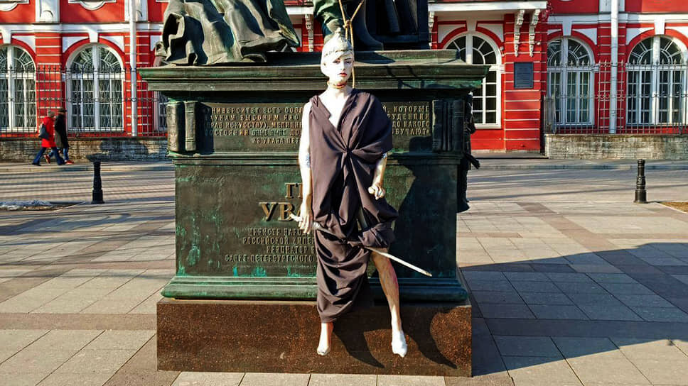 Студенческая акция «Наука мертва» напротив главного входа в здание Двенадцати коллегий.📷Фото: телеграм-канал «Управление по работе с администрацией»