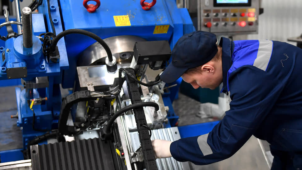 По наблюдениям корреспондента «Ъ-СПб», оборудование на заводе было, вероятно, азиатского происхождения. На просьбу уточнить страну-производителя станков, один из рабочих в цехе отчеканил: «коммерческая тайна».📷Фото: Александр Коряков / Коммерсантъ