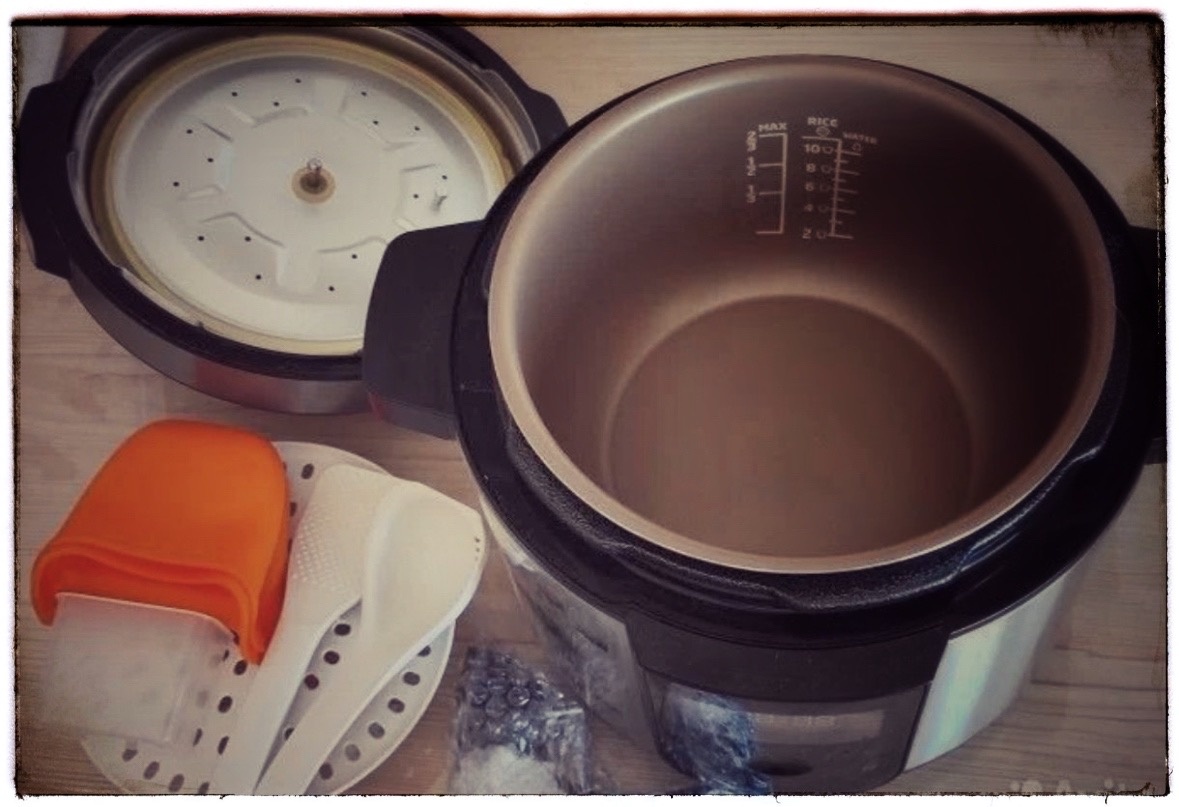 Такой полный комплект мультиварки. Под оранжевыми прихватками подставка для варки на пару. Фото из сети, при возражении автором снимка, удалю. 