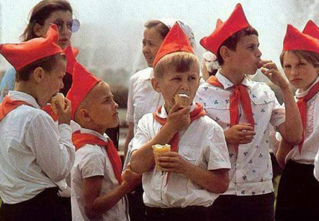 Мальчики в красных колпаках