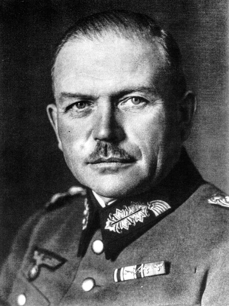 Хайнц Вильгельм Гудериан (нем. Heinz Wilhelm Guderian; 1888—1954) — генерал-полковник (1940), командующий 2-й танковой группой/армией (11.1940—26.12.1941), главный инспектор бронетанковых войск Вермахта (1943—1944), начальник Генерального штаба сухопутных войск (1944—1945).