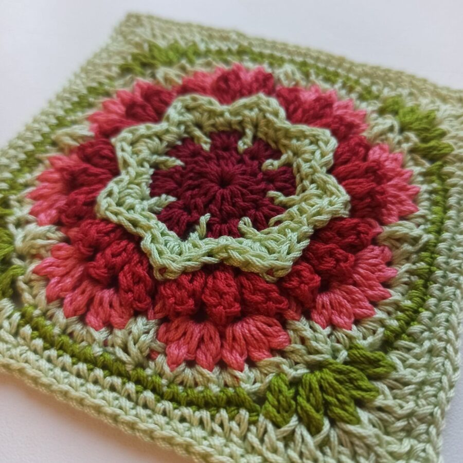    Цветочный бабушкин квадрат по дизайну vrochetpatterns'com   
Источник: Дарья Насибулина для Креаликума