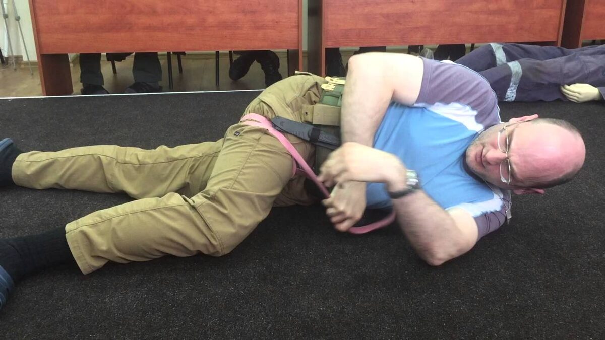 при наложении ЖГУТА нужно две руки