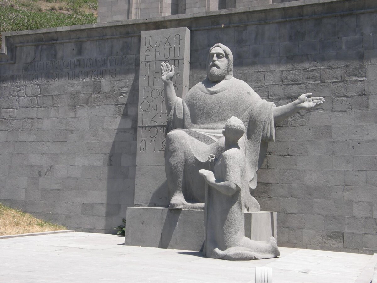 Памятник Месропу Маштоца. Ереван. Армения.