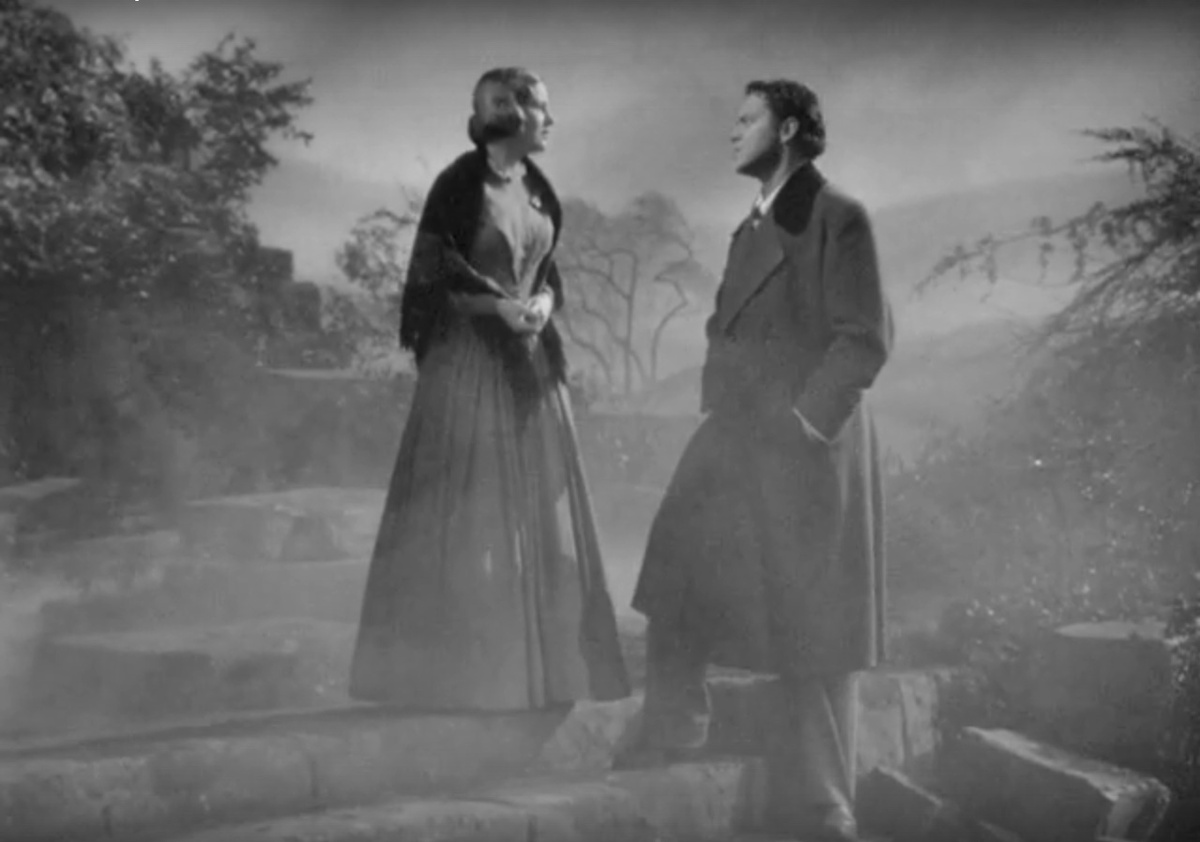 Разбросанные камни, судя по всему, от разрушенной стены замка и туман служат фоном для задушевного разговора