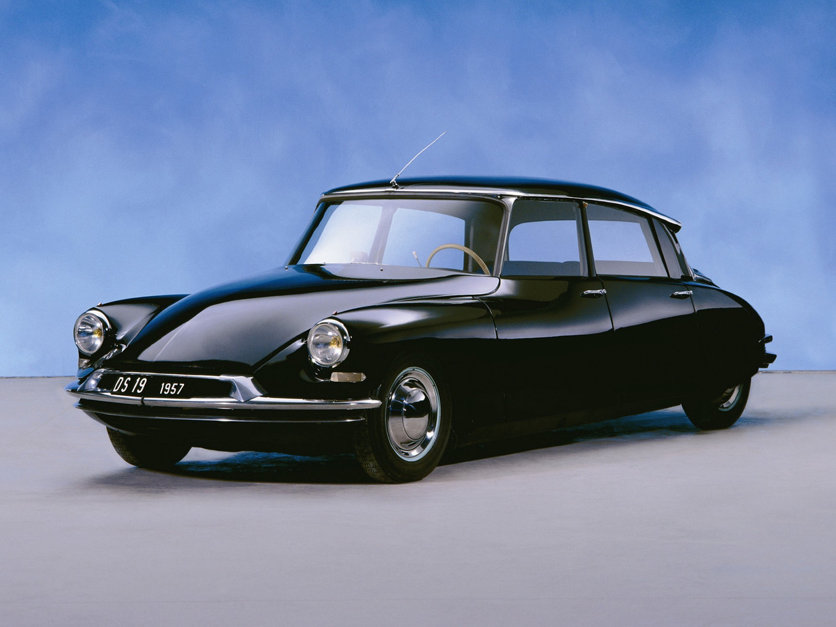 Citroen DS19 . Здесь и далее - фото из архива пресс-службы PSA или скриншоты из программы автора "В Этот День" (ссылка на ролик - в конце материала)