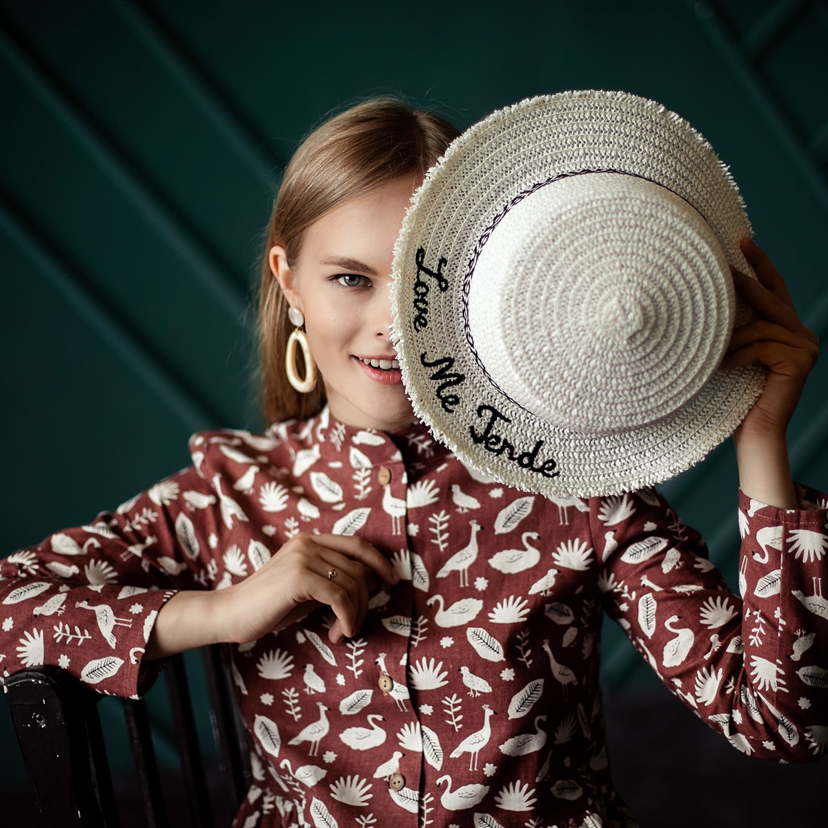 Льняное платье кирпичного цвета с анималистическим принтом